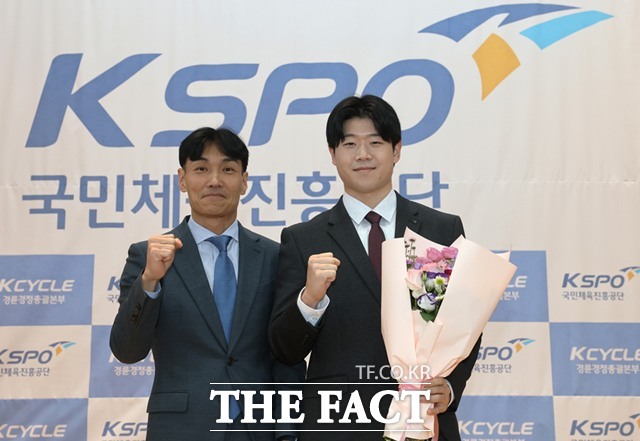   최우수상을 받은 윤명호(오른쪽)가 신현광 경륜경주실장과 기념사진을 촬영하고 있다./국민체육진흥공단