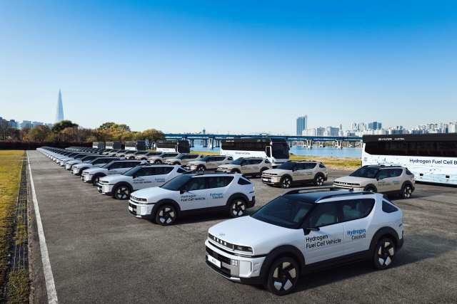현대자동차그룹은 오는 2~4일 서울에서 열리는 수소위원회 CEO 서밋에서 수소 산업 경쟁력 알리기에 나선다. 수소위원회 CEO 서밋에 지원되는 디 올 뉴 넥쏘와 유니버스 수소전기버스 모습. /현대자동차그룹