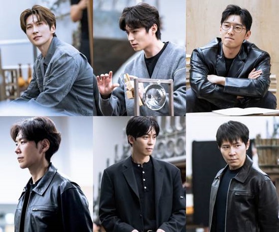 박은태, 전동석, 고은성이 장영실과 그의 비망록을 찾는 학자 강배 역을 맡아 시대와 공간을 오가는 두 인물을 연기한다. /뮤지컬 한복입은 남자