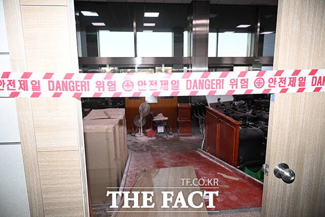 윤석열 전 대통령이 12·3 비상계엄을 선포한 지 1년. 그는 형사재판을 받고 있고 시민들은 일상을 되찾았지만, 국회 곳곳엔 그날의 흔적이 여전히 남아 있다. 사진은 계엄군의 진입 시도로 파손된 여의도 국회 창고 사무실의 모습. /박헌우 기자