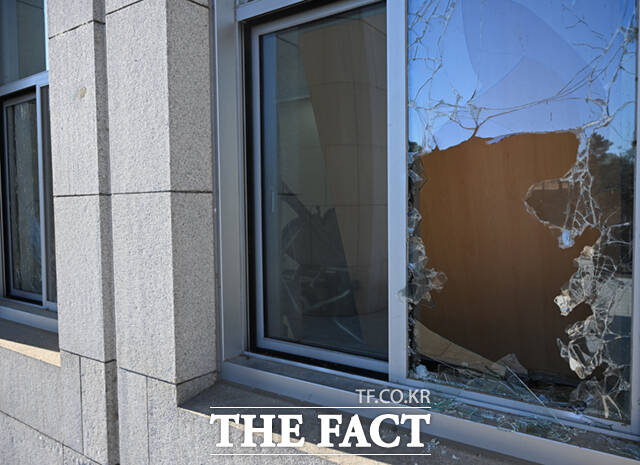 당시 무장한 계엄군 일부는 본청 2층 국민의힘 정책위의장실과 당대표실로 연결된 유리창을 해머와 소총 총구 소음기로 깨부수며 진입을 시도했다. /이새롬 기자