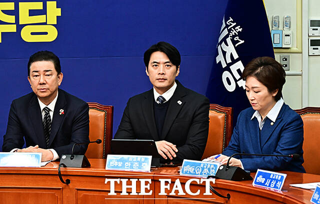 내년 6·3 지방선거에 경기도지사 후보로 출마할 것으로 알려진 한준호 더불어민주당 최고위원(가운데).