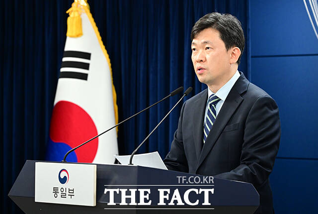 윤민호 통일부 대변인이 1일 오전 서울 종로구 정부서울청사에서 현안 관련 정례브리핑을 하고 있다. /임영무 기자