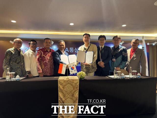 충남경제진흥원이 추진한 인도네시아 수출 상담회에서 대동고려삼이 MOU를 체결하고 있다. /충남경제진흥원