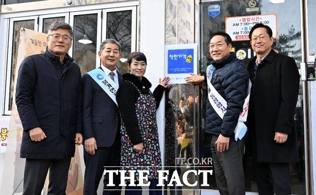 유정복 인천시장(오른쪽에서 두번째)이 1일 연수구 현이네 김밥집에서 착한가격업소 현판 전달식을 하고 있다./인천시