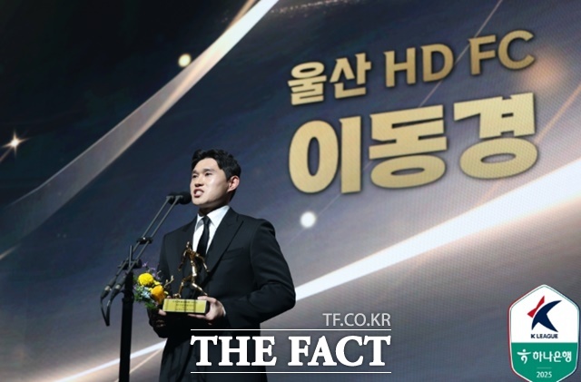 K리그 권오갑 총재(왼쪽)로부터 K리그2 감독상을 수상한 인천의 윤정환 감독. 윤 감독은 지난해 강원을 이끌고 K리그1 감독상을 차지한 데 이어 K리그 1,2부 리그 감독상을 석권하는 진기록을 세웠다./K리그