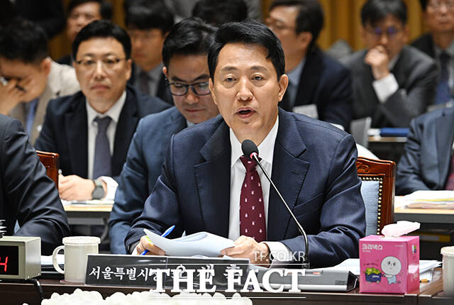 오세훈 서울시장이 명태균 씨에게 여론조사를 요청한 뒤 후원자에게 비용 3300만원을 대납하게 한 혐의로 재판에 넘겨졌다. /박헌우 기자