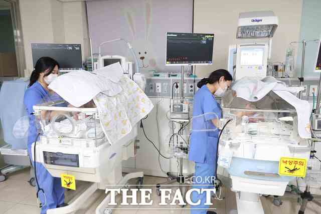 지난해 문을 연 구미플러스신생아집중치료센터는 전문의 3명과 전담 간호사가 상주하며 경북 서부권 유일의 신생아 전문 치료기관으로 자리 잡았다. /구미시