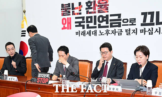 양 최고위원 발언 중 자리에서 일어나는 송언석 원내대표와 물 마시는 장동혁 대표.