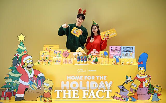 던킨, 2025 윈터 캠페인 '홈 포 더 홀리데이(HOME FOR THE HOLIDAY)'가 1일 오전 서울 강남구 던킨 원더스 청담점에서 열린 가운데 모델이 도넛과 굿즈를 선보이고 있다. /박헌우 기자