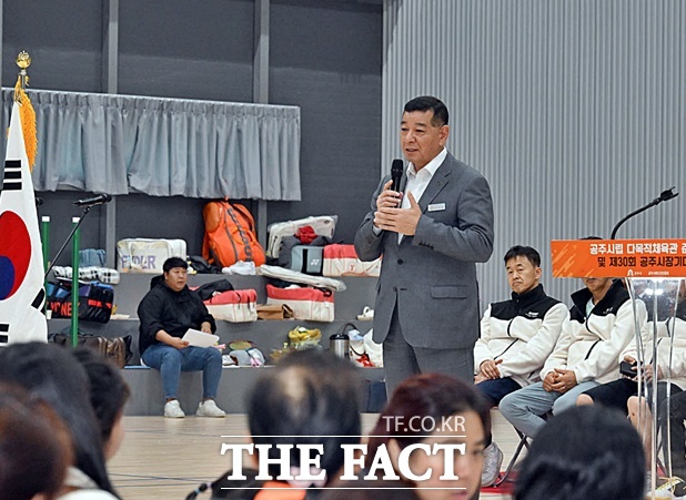 최원철 공주시장이 지난달 30일 열린 공주시립 다목적체육관 준공식에서 축사를 하고 있다. /공주시