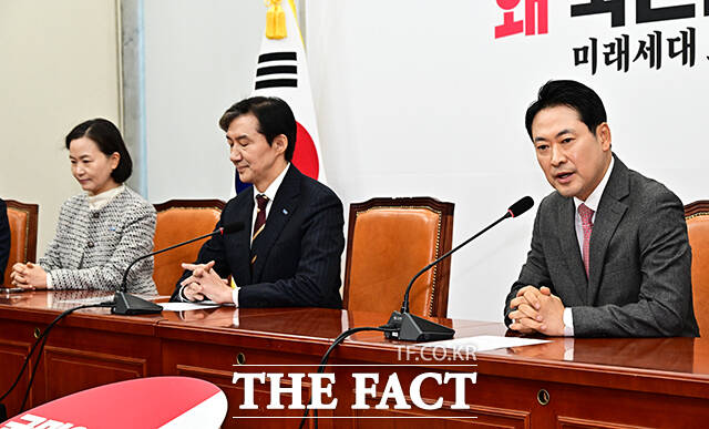 장동혁 국민의힘 대표가 1일 오전 서울 여의도 국회에서 조국 조국혁신당 대표를 접견하며 인사말을 하고 있다.