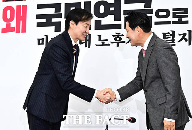 조국 조국혁신당 대표가 장동혁 국민의힘 대표를 만나 윤석열 전 대통령과의 절연을 공식화해달라고 촉구했다. /국회=배정한 기자