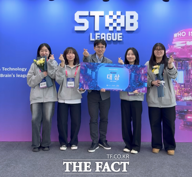 전남대학교 NPChangeUP팀이 2025 특성화대학 경진대회(STOB리그)에서 최고상인 대상(교육부장관상)을 수상하고 기념사진을 찍고 있다. /전남대학교