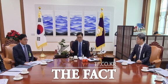 11월 28일 국회 의장실에서 이성호 남원시 부시장(오른쪽)과 이용욱 경찰청 복지정책담당관 등이 우원식 국회의장(가운데)에게 남원 경찰수련원 신축사업과 관련, 내년도 국비 예산 반영이 절실함을 호소하는 등 건립 당위성을 건의하고 있다. /남원시