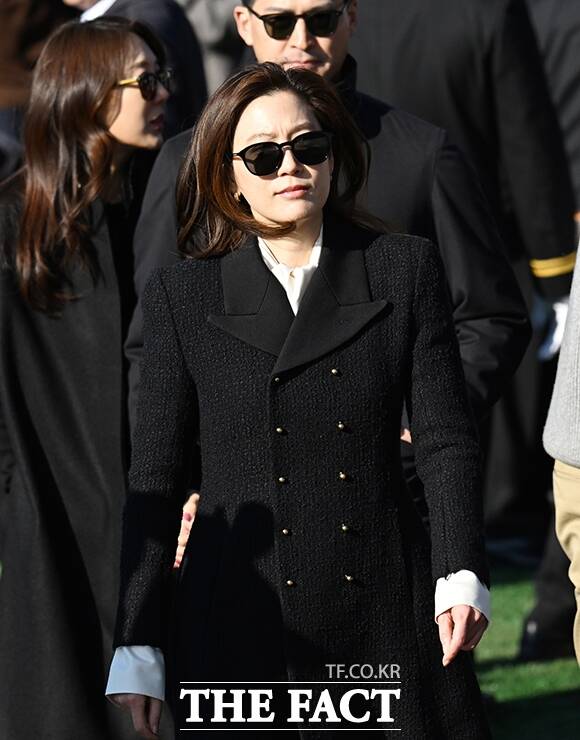 임세령 대상그룹 부회장이 아들 이지호(24)씨의 해군 장교 임관식에 참석할 당시 착용한 패션 아이템이 이목을 끌고 있다. 임세령 대상홀딩스 부회장이 지난달 28일 경남 창원에서 열린 해군 사관후보생 수료 및 임관식에 참석하고 있다. /창원=박헌우 기자