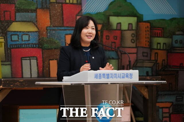 구연희 세종시교육감 권한대행이 1일 청사 대강당에서 본청·직속기관 직원들을 대상으로 12월 소통·공감의 날 행사를 통해 인사말을 하고 있다. /세종시교육청