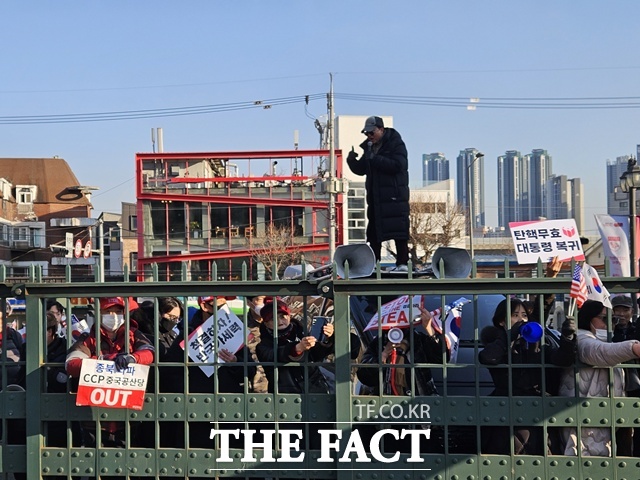 경희대에서는 계엄 이후 학생총회에서 약 92% 찬성으로 윤 전 대통령 퇴진 촉구안이 통과됐다. 하지만 이와는 반대로 윤 전 대통령을 지지하는 자유대학 주최로 '탄핵 반대 기자회견'이 열린다는 소식이 들렸다. /이다빈 기자