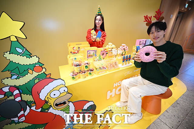 던킨, 2025 윈터 캠페인 '홈 포 더 홀리데이(HOME FOR THE HOLIDAY)'가 1일 오전 서울 강남구 던킨 원더스 청담점에서 열린 가운데 모델이 도넛과 굿즈를 선보이고 있다. /박헌우 기자