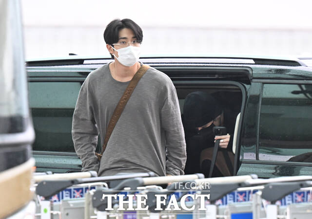 그룹 스트레이 키즈의 리노가 2025 MAMA 어워즈 공연 도중 발목 부상을 당했다. 사진은 리노가 마카오 아웃도어 퍼포먼스 베뉴에서 열린 '2025 더팩트 뮤직 어워즈(TMA)' 참석을 위해 9월 19일 인천국제공항에서 출국하는 모습이다./이새롬 기자