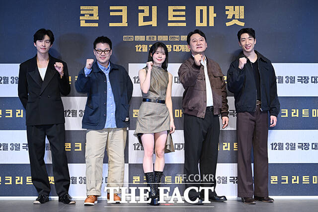 배우 홍경과 홍기원 감독, 배우 이재인, 정만식, 유수빈(왼쪽부터)이 1일 오후 서울 송파구 롯데시네마 월드타워점에서 열린 영화 '콘크리트 마켓' 언론 시사회 및 기자간담회에 참석해 포즈를 취하고 있다. /박헌우 기자