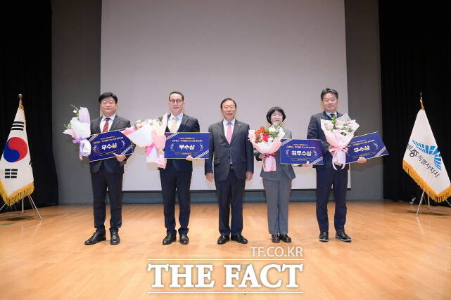 세종시 세종과가 1일 규제개선 적극행정 우수사례 경진대회에서 수상하고 있다. /세종시