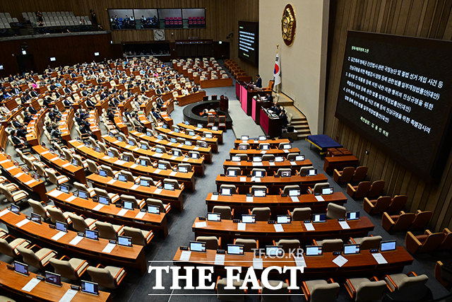 내년도 예산안 국회 처리 시한을 하루 앞둔 1일 여야 원내대표단이 세 차례 회동했지만 이견을 좁히지 못했다. 내년도 예산안은 본회의에 자동 부의된 상태다. /남윤호 기자