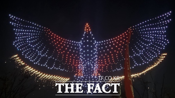 지난달 30일 밤 엑스포다리 일원에서 펼쳐진 한화이글스 창단 40주년 및 2025 한국시리즈 준우승 기념 드론쇼 일부 모습. /정예준 기자