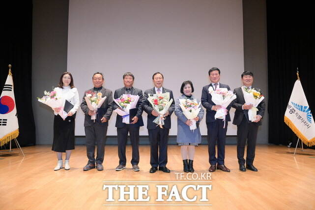 세종시가 1일 시청 여민실에서 2025년 지방투자 우수기업 산업통상부장관상을 수상한 관내 기업 한국비엔씨에 장관상을 전수하고 있다. /세종시