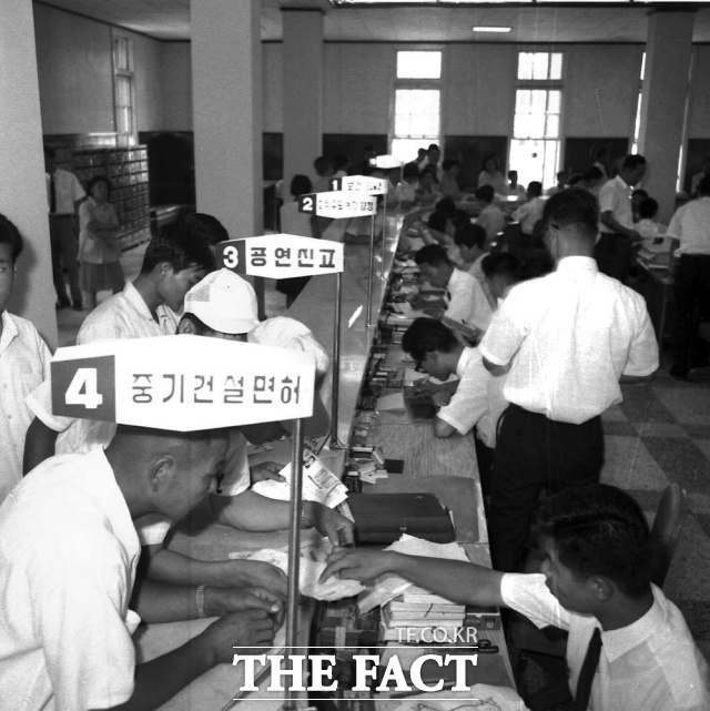 서울역사구술자료집 제21권 서울시 공무원의 하루 중 서울 시내를 청소하는 서울시 공무원들(1961년)/서울시