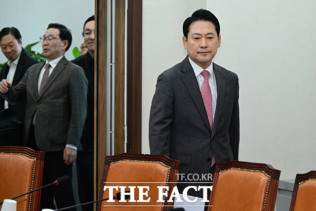 최고위원회의 참석하는 장동혁 대표.