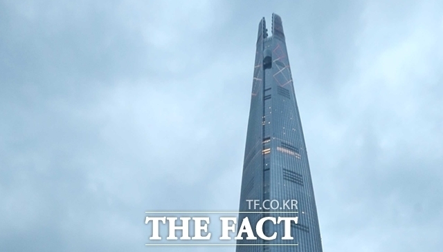 롯데에서는 그룹 2인자로 불린 이동우 롯데지주 대표이사 부회장뿐만 아니라 이영구 롯데 식품군 총괄대표 부회장, 김상현 롯데 유통군 총괄대표 부회장, 박현철 롯데건설 대표이사 부회장 등 부회장단 전원이 용퇴했다. /더팩트 DB