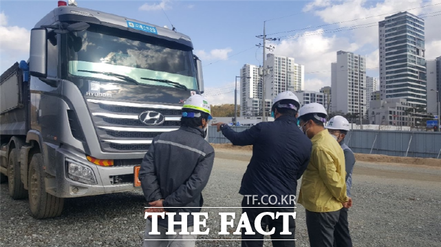 새종시가 제7차 미세먼지 계절관리제를 시행하면서 한 자동차의 배기가스를 점검하고 있다. /세종시