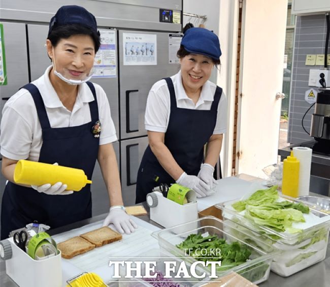 안양시 사회활동 지원 사업 참여자 모습. /안양시