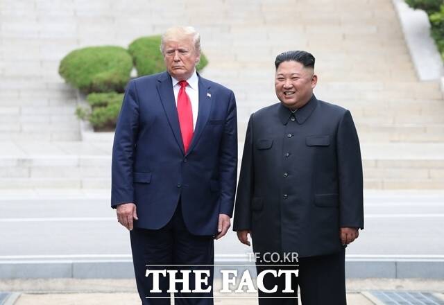북한이 내년 초로 예상되는 9차 당대회에서 제시할 대남·대미 메시지는 김 위원장의 지난 9월 최고인민회의 연설과 다르지 않다는 관측이 나온다. 사진은 도널드 트럼프 미국 대통령과 김 위원장이 지난 2019년 6월 30일 판문점 공동경비구역(JSA) 군사분계선 앞에 선 모습. /뉴시스