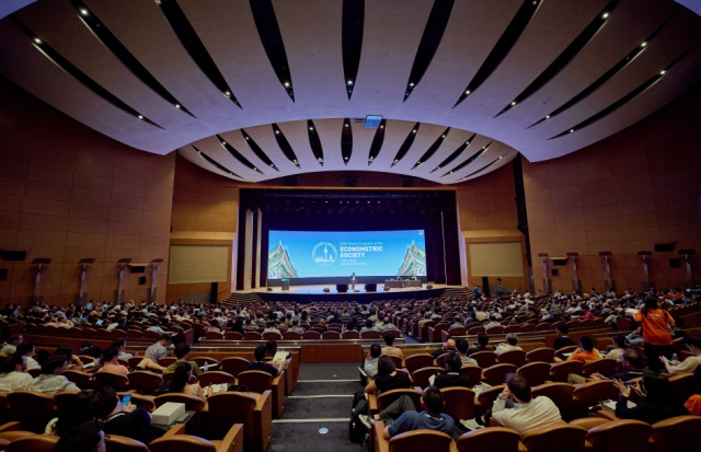 서울시는 2025 글로벌 트래블러 독자 선정상에서 11년 연속 최고의 마이스 도시로 선정됐다. 사진은 올해 서울 코엑스에서 열린 2025 세계경제학자대회(ESWC)의 모습. /서울시