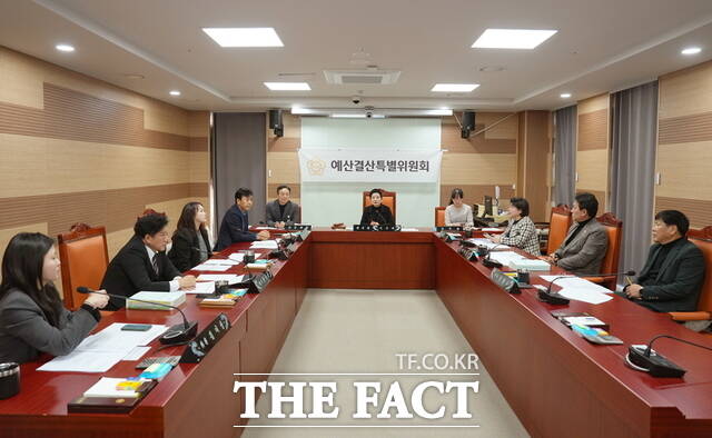 아산시의회 예산결산특별위원회가 제3회 추경예산안 및 제7차 기금운용계획 변경안을 제2차 예결위를 통해 심사하고 있다. /아산시의회