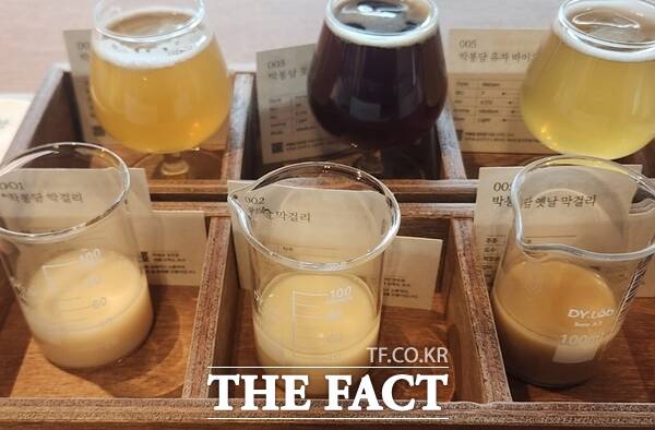 국순당이 옛 화성양조장을 새롭게 개조해 올해 2월 박봉담으로 선보였다. 이는 국순당의 법고창신 프로젝트 일환으로, 술 복합 문화공간을 조성해 전통주의 일상화를 소비자들에 제안한다. 사진은 국순당 술 샘플러. /손원태 기자