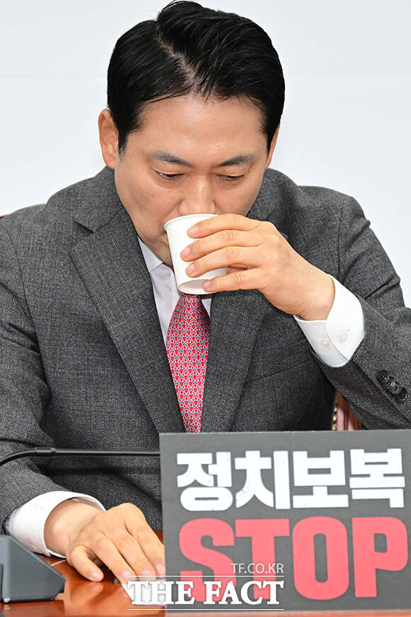 장동혁 대표가 발언을 마친 후 목을 축이고 있다.