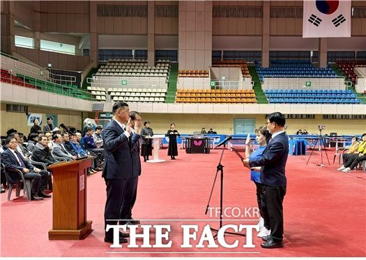 충남도지사배 전국장애인탁구대회 참가 선수 대표가 선서를 하고 있다. /충남장애인체육회