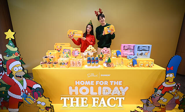 던킨, 2025 윈터 캠페인 '홈 포 더 홀리데이(HOME FOR THE HOLIDAY)'가 1일 오전 서울 강남구 던킨 원더스 청담점에서 열린 가운데 모델이 도넛과 굿즈를 선보이고 있다. /박헌우 기자