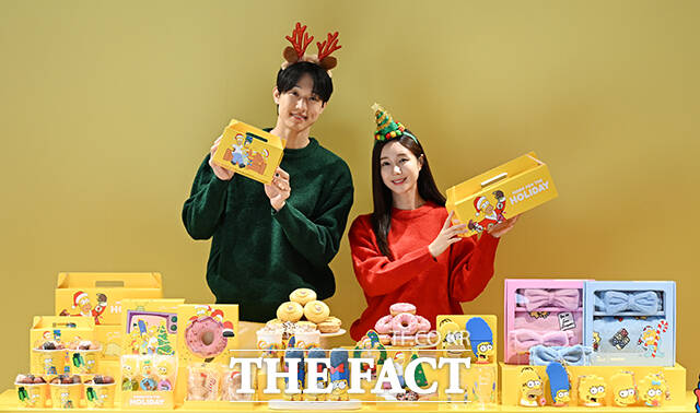 던킨, 2025 윈터 캠페인 '홈 포 더 홀리데이(HOME FOR THE HOLIDAY)'가 1일 오전 서울 강남구 던킨 원더스 청담점에서 열린 가운데 모델이 도넛과 굿즈를 선보이고 있다. /박헌우 기자