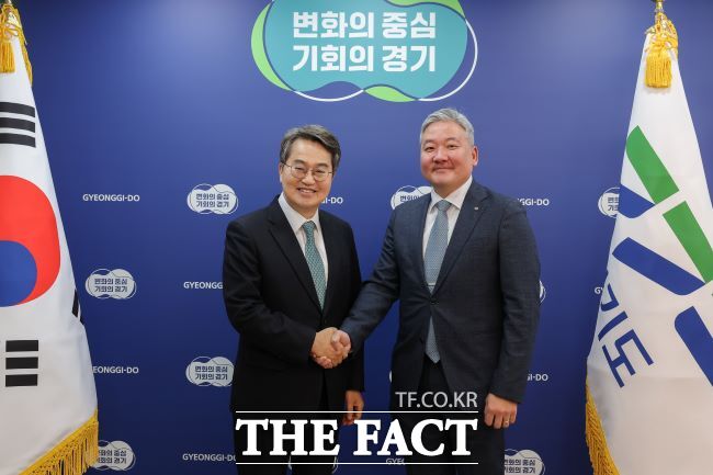 김동연 경기도지사(왼쪽)와 이주옥 WEF 아시아·태평양국장. /경기도