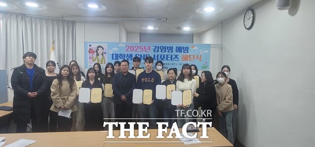 목포시가 2025년 감염병 예방 대학생 SNS 서포터즈 해단식을 개최하고 기념사진을 찍고 있다./목포시