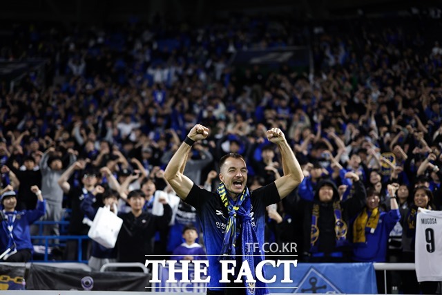 인천 공격수 무고사가 1일 ‘하나은행 K리그 2025 대상 시상식;에서 K리그2 최다득점상 수상자로 이름을 올렸다. 무고사는 조나탄과 말컹에 이어 프로 통산 세 번째 1,2부리그 득점왕에 오르는 기록을 세웠다./K리그