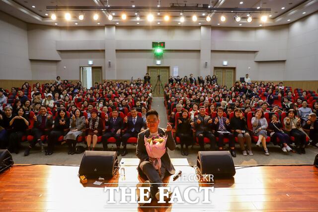 11월 29일 건양사이버대학교 신축 교사에서 열린 학술제 중 개그맨 김태균 씨가 특강을 마치고 구성원들과 기념 촬영하고 있다. /건양사이버대