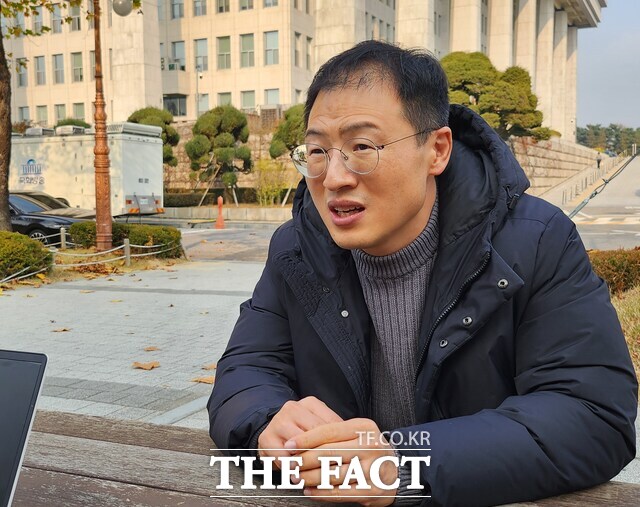 김상욱 의원은 계엄 해제 표결을 위해 본회의장으로 들어가기 직전 가까운 지인들에게 전화를 걸어