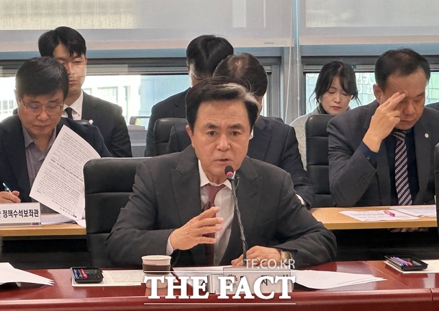 김태흠 충남도지사가 1일 도청 중회의실에서 열린 제81차 실국원장회의에서 AI 산업 전환과 CCU 메가 프로젝트 등 주요 현안 추진 방향을 설명하고 있다. /노경완 기자