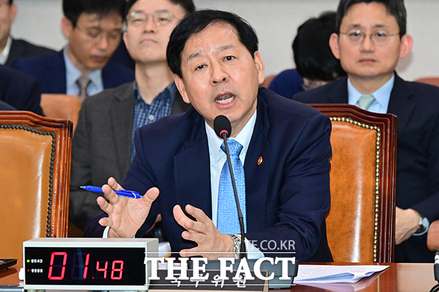 국제신용평가사 피치(Fitch)가 한국을 방문해 국가신용등급 평가를 위한 연례협의를 실시한다. 구윤철 경제부총리 겸 기획재정부 장관이 11월26일 서울 여의도 국회에서 열린 법제사법위원회 전체회의에 참석해 질의 답변을 하고 있다. /남윤호 기자