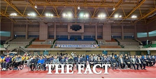 제17회 충남도지사배 전국장애인탁구대회 참가 선수들이 기념 촬영을 하고 있다. /충남장애인체육회